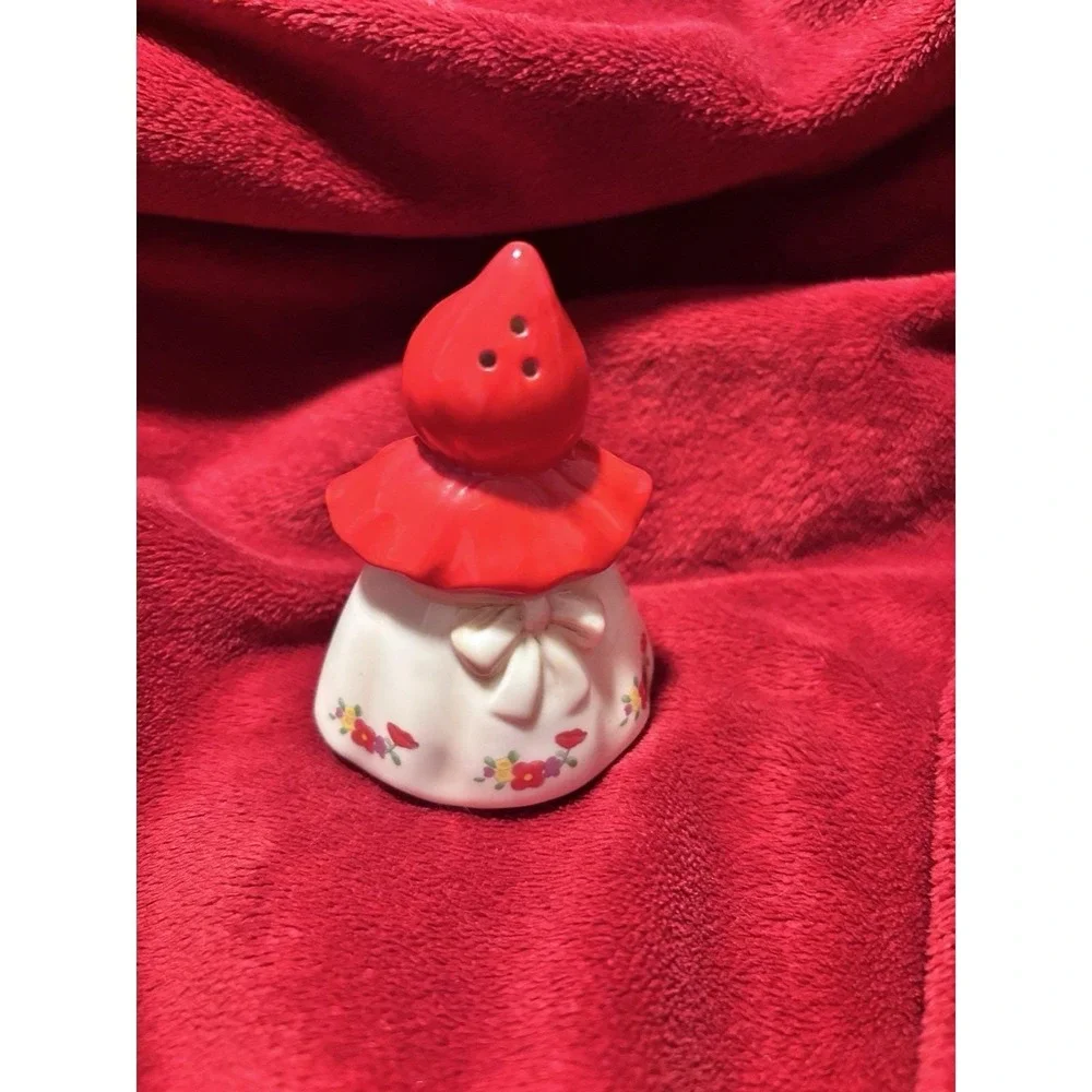 VTG Hull Pottery By Louise Baker Red Riding Hood Salt Shaker Dept 56 1940 3x2.5